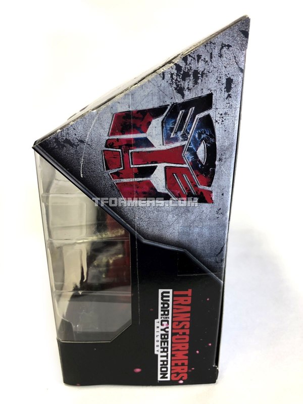 Unboxing Siege Optimus Prime War For Cybertron Voyager Figure  (7 of 10)